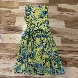 Dress with waist tie to the knee.